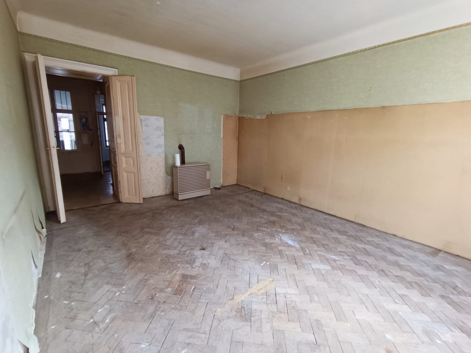 Nachher: derselbe Raum nach der strukturierten Durchführung mit geschützten Laufwegen