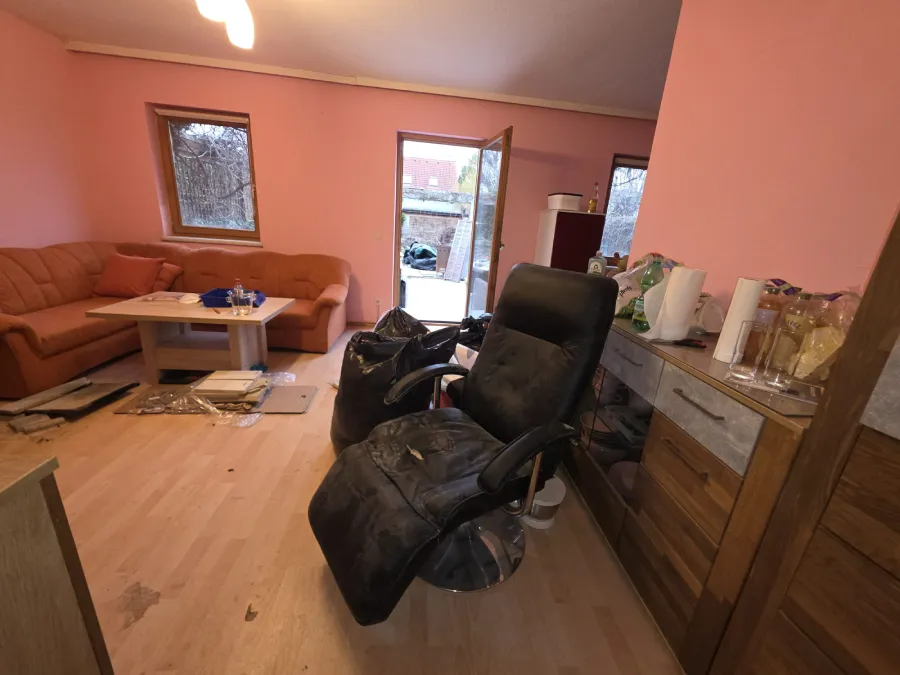 Zimmer vor der Entrümpelung in Achau