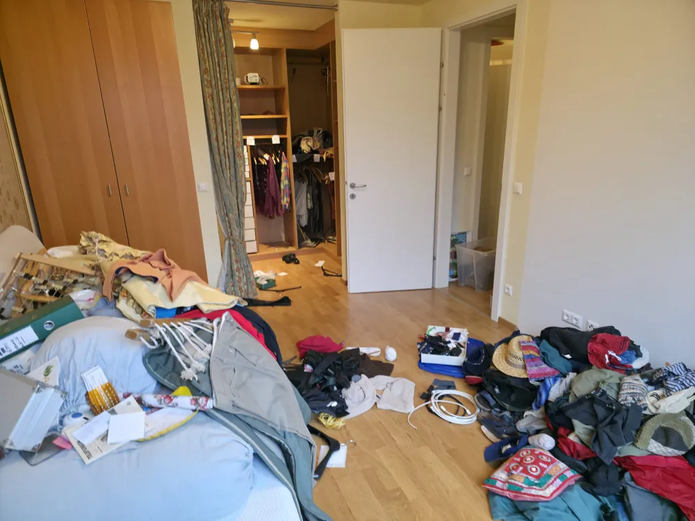 Vorher: Schlafzimmer mit Gegenständen vor der Räumung in Liesing
