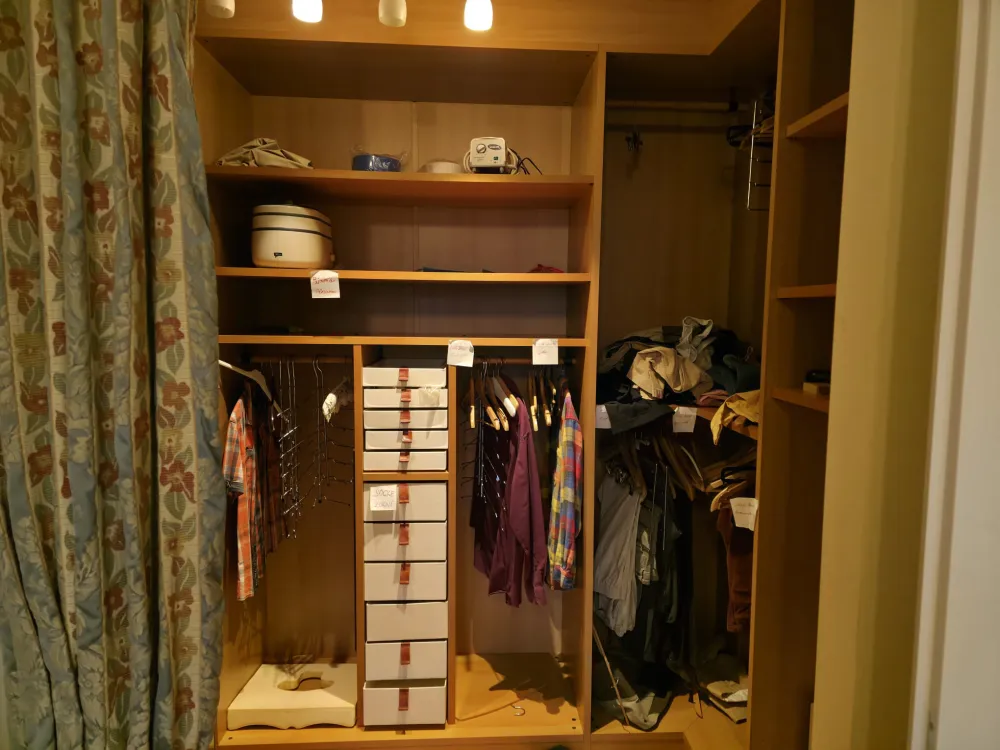 Vorher: begehbarer Schrank vor der Entrümpelung in 1230 Wien (Liesing)