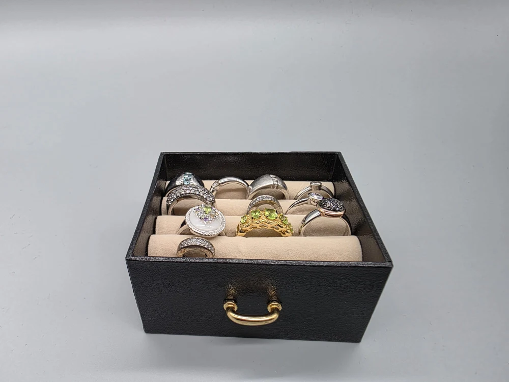 Schmuck Ankauf Wien – Ringe und Edelsteinschmuck in Schmuckbox