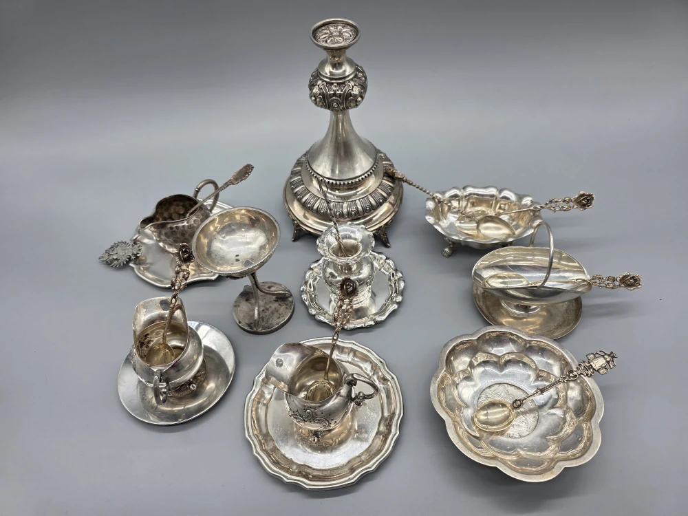 Tafelsilber und Silberwaren – Schalen, Servierteile und Garnitur