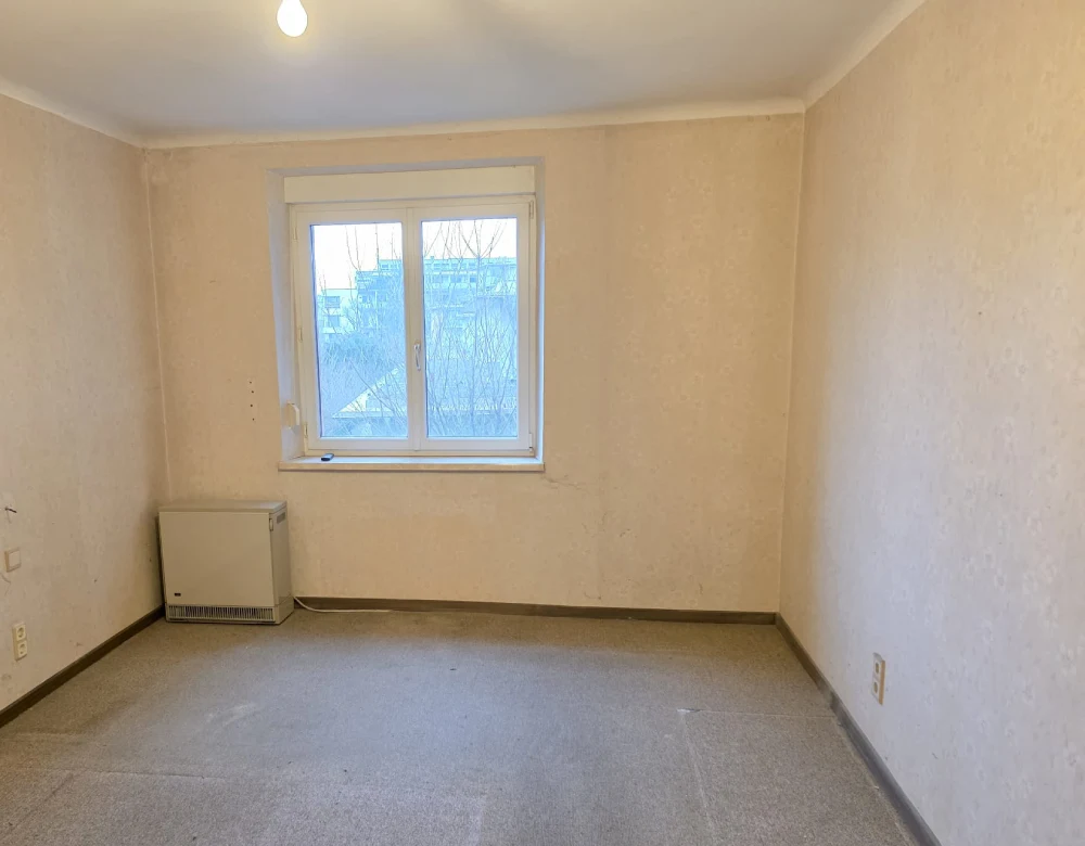 Zustand nach der Räumung in Felixdorf: Komplett leerer, besenreiner Raum mit freiem Fenster