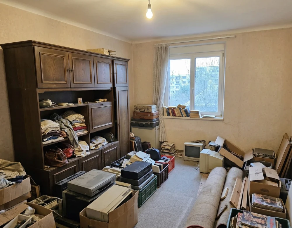 Professionelles Team bei einer Hausräumung in Felixdorf 2603 mit Fokus auf Wertanrechnung